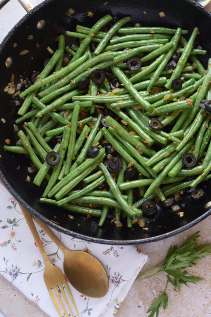 Sauteed green beans with black olives.