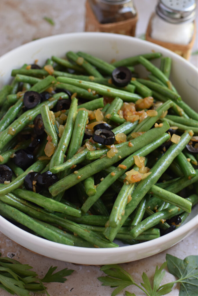 Sauteed green beans with black olives.