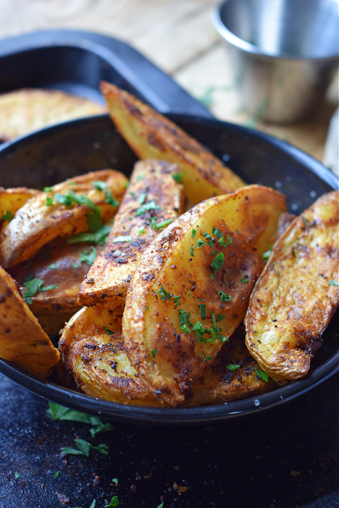 CLOSE UP OF THE SPICED POTATO WEDGES