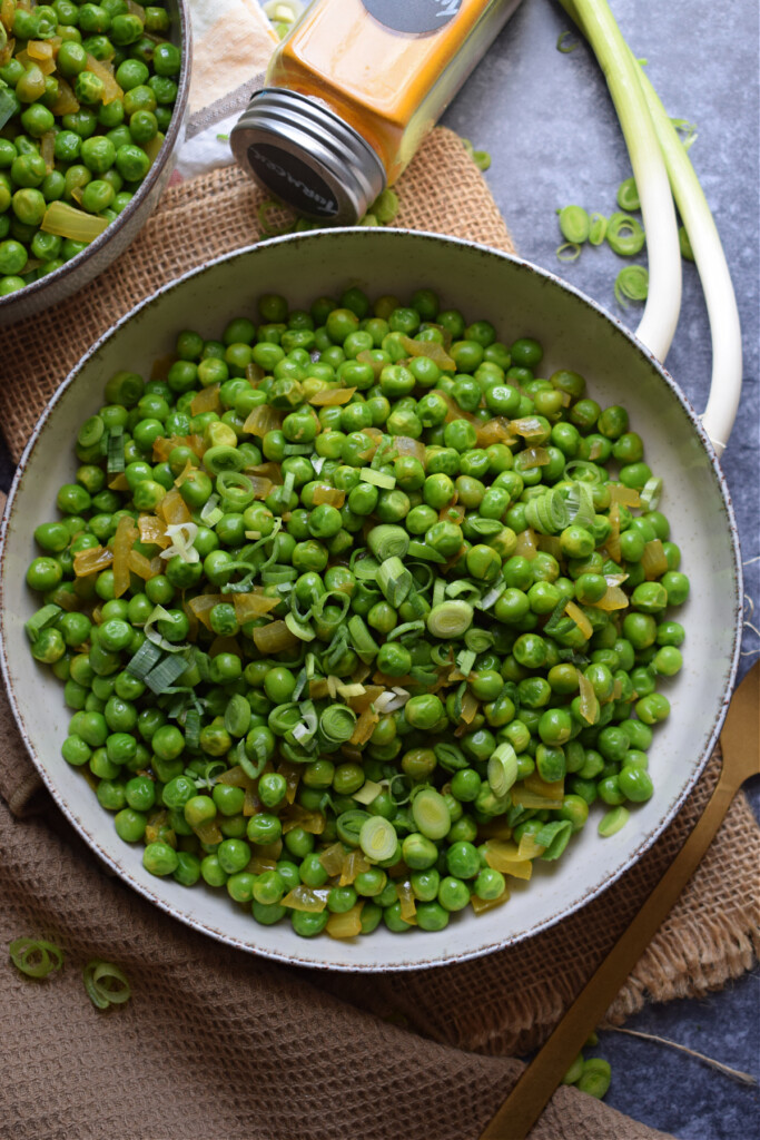Curried peas in a bowl with spices.
