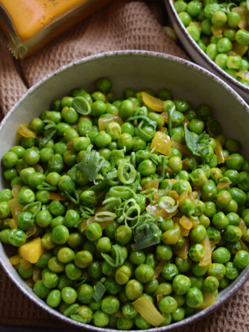 Spiced curry peas in a bowl.