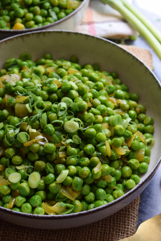Close up of curried peas in a bowl.