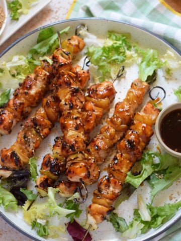 Chicken skewers with lettuce.