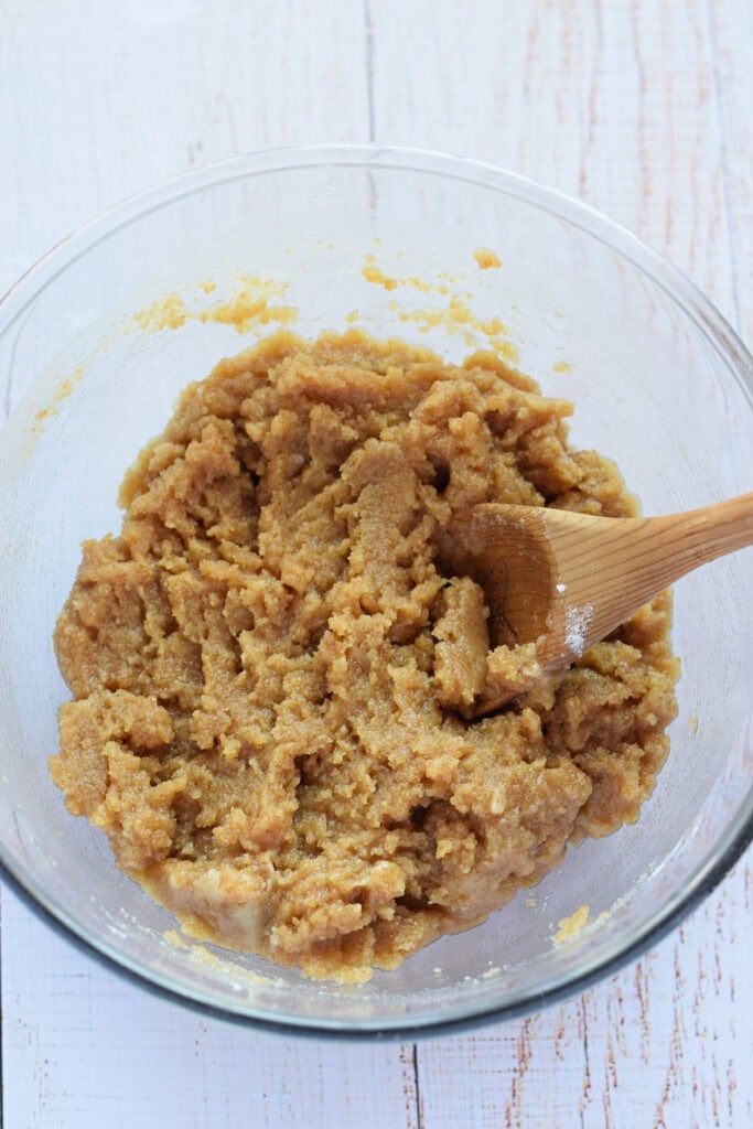 Cookie base in a glass bowl.