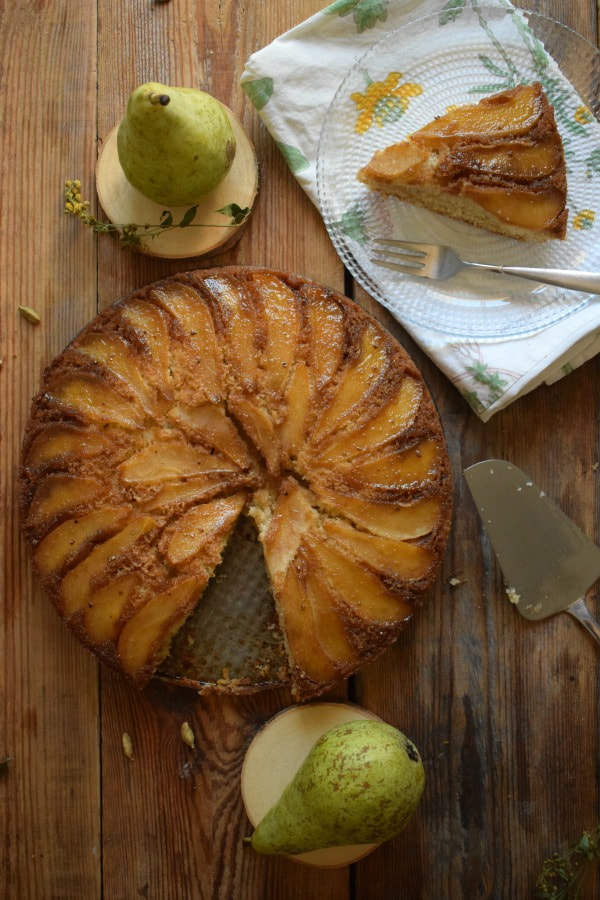 Table setting of the Pear and Cardamom Cake with pears