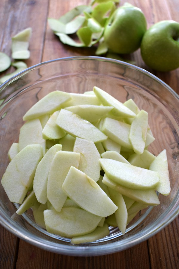Sliced green apples in a bowl