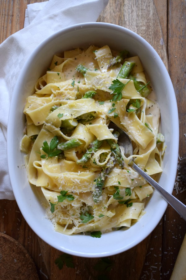 Creamy Parpadelle with asparagus in a serving dish