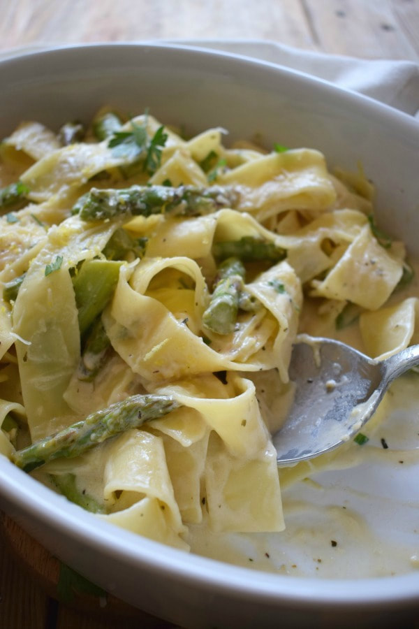 close up of the creamy parpadelle with asparagus