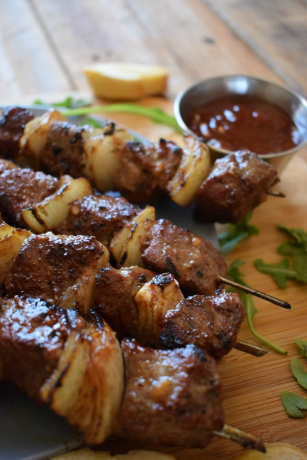 CLOSE UP OF THE BARBECUE BEEF KEBABS