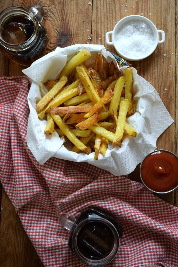 Table setting of the Crispy Oven Fries with drinks and condiments