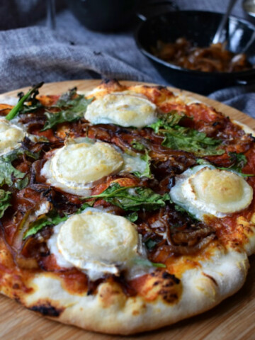 Close up of the Caramelized Onion & Goat cheese Pizza