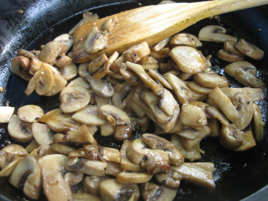 Garlic mushroom in a pa