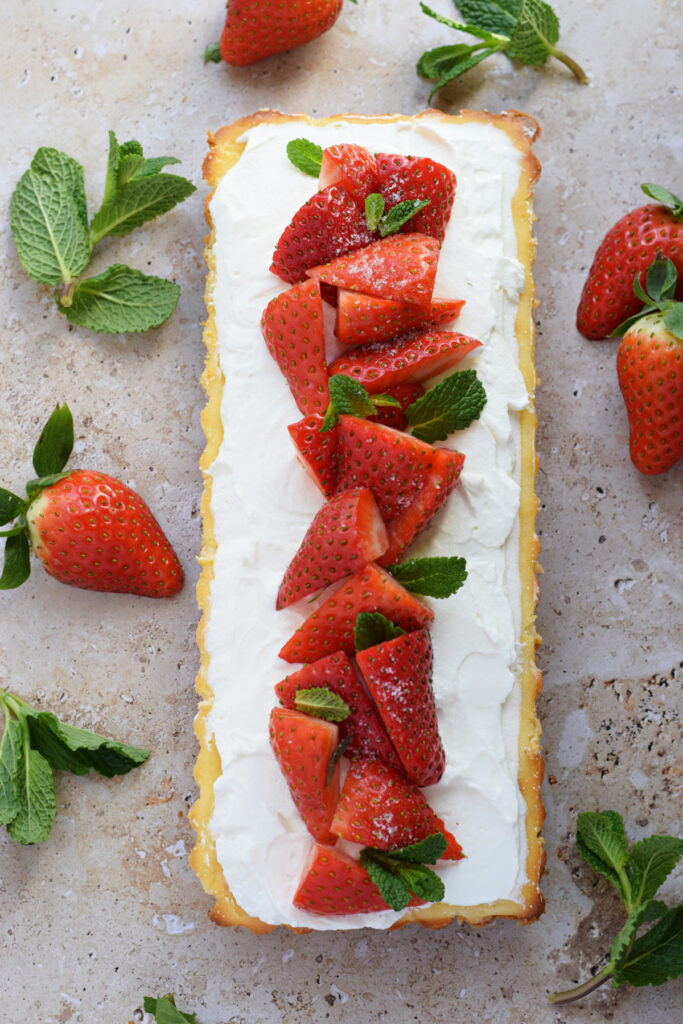 Cheesecake tart with strawberries.