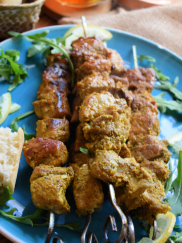 CLOSE UP OF HTE MOROCCAN SPICED PORK KEBABS