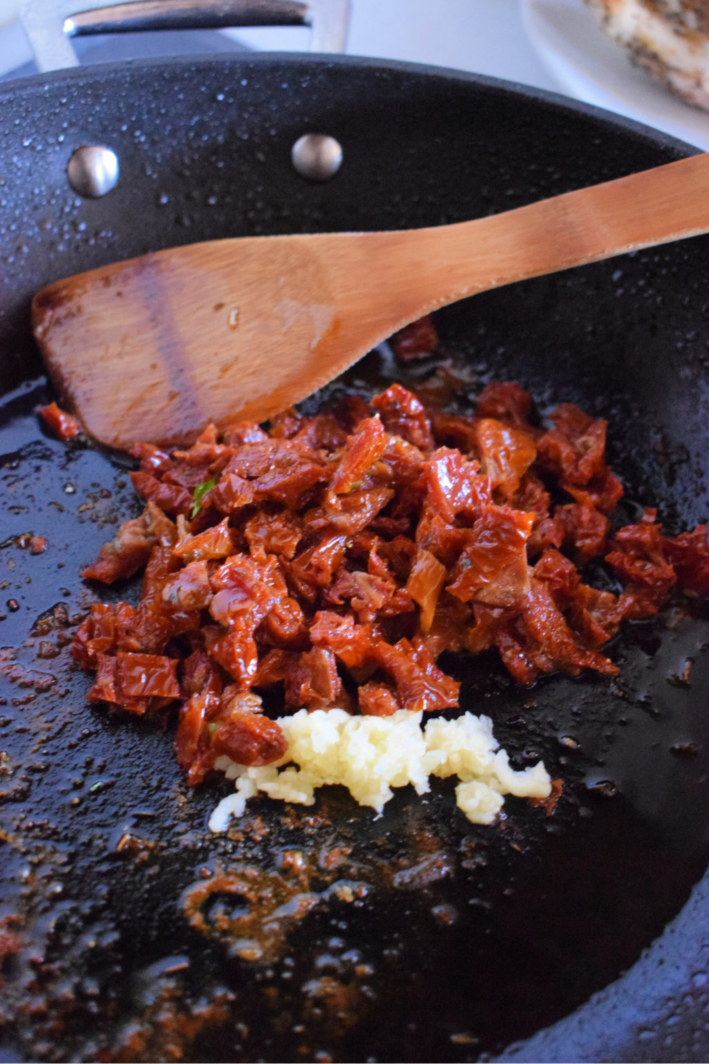 Skillet Chicken In A Creamy Sun Dried Tomato Sauce Julia S Cuisine