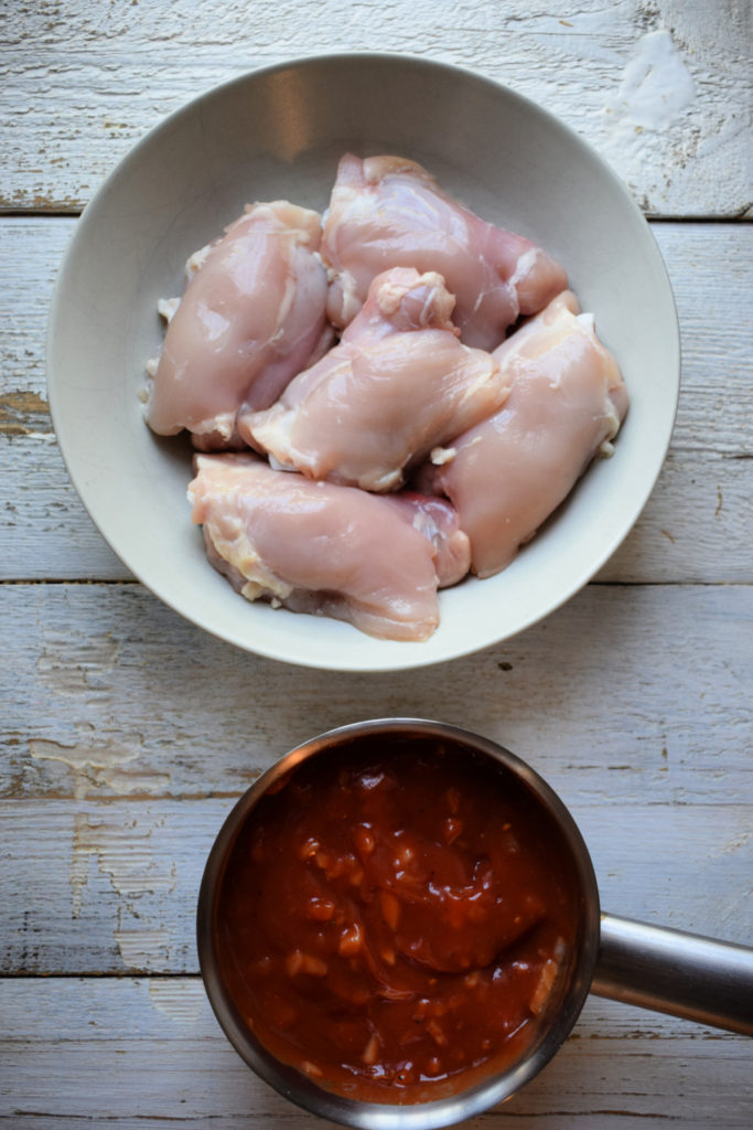 ingredients to make the slow cooker barbecue chicken