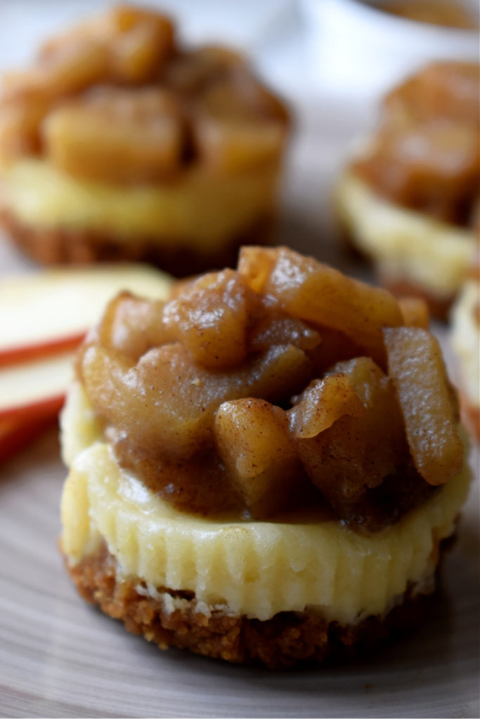 CLOSE UP OF THE MINI APPLE PIE CHEESECAKES