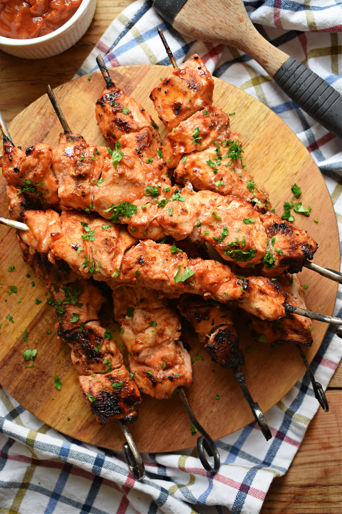 over head view of the grilled barbecue chicken skewers