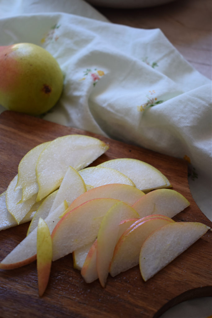 pear slices to mke the pear and pecan salad