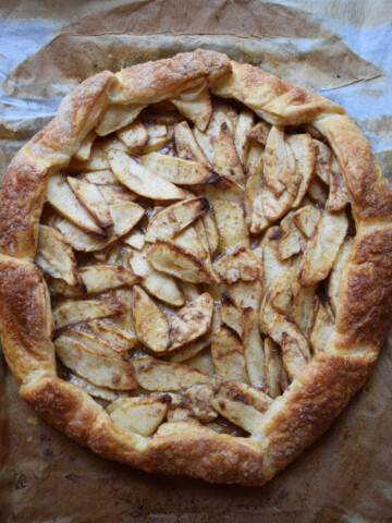 pastry apple tart using sliced apples adn frozen puff pastry