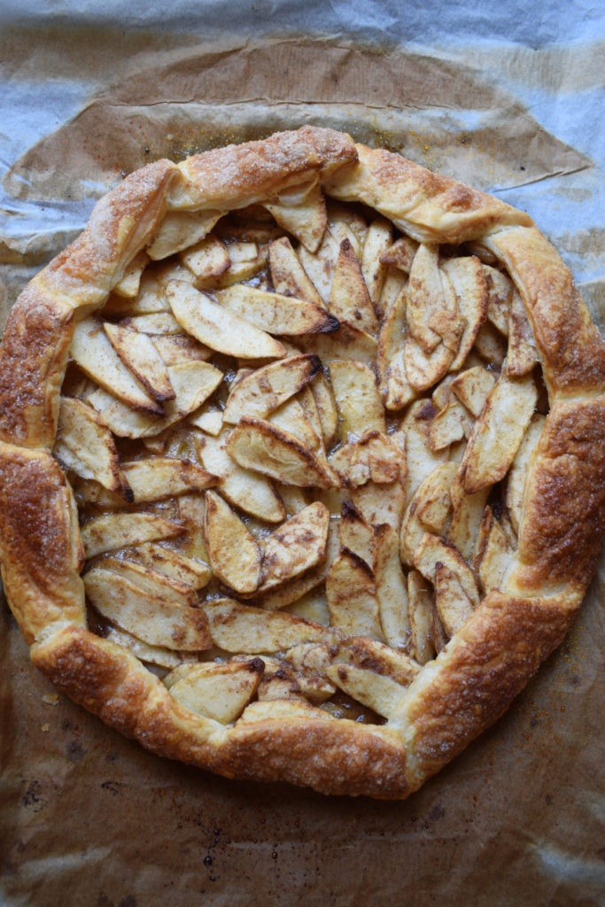 pastry apple tart using sliced apples adn frozen puff pastry