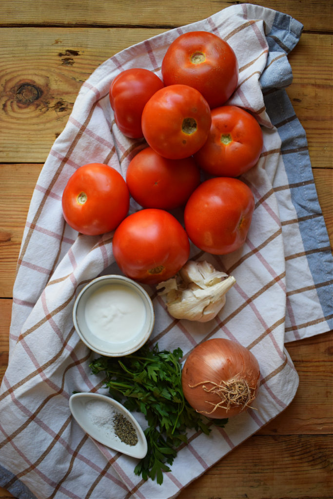 ingredients to make the crockpot tomato soup