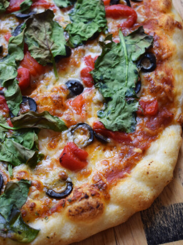 Close up of a mediterranean pizza.