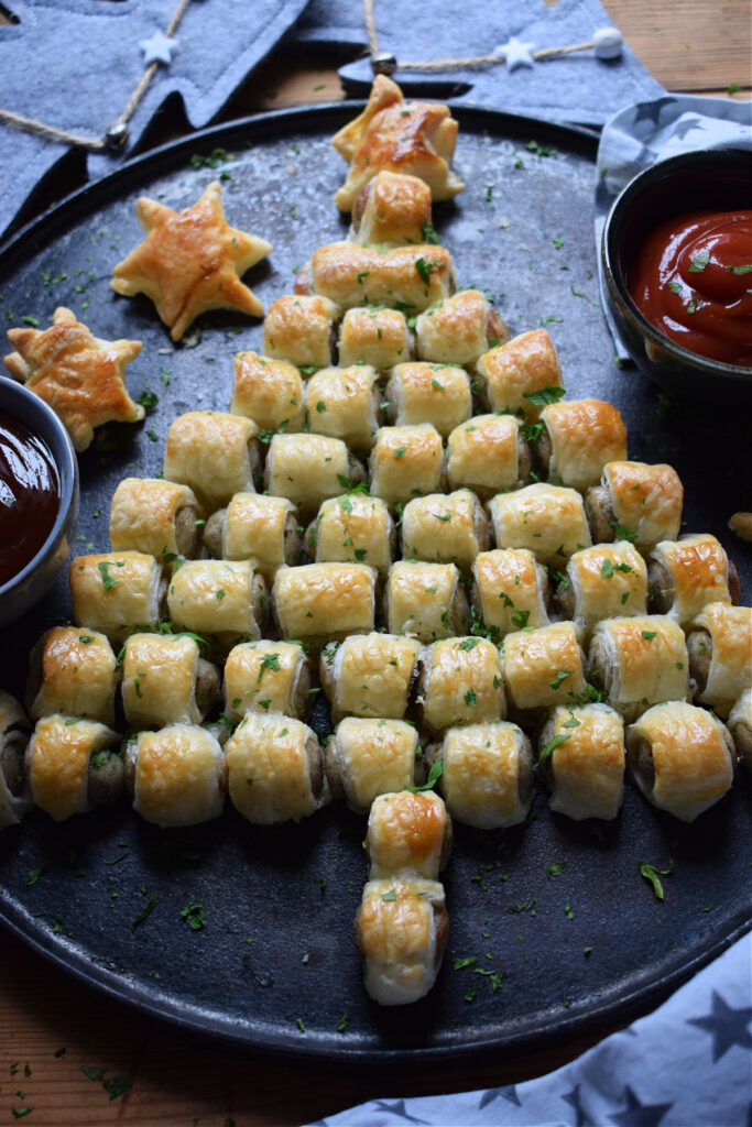 Puff pastry Christmas tree with puff pastry.