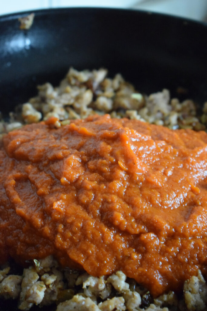Add marinara sauce to turkey in a skillet.