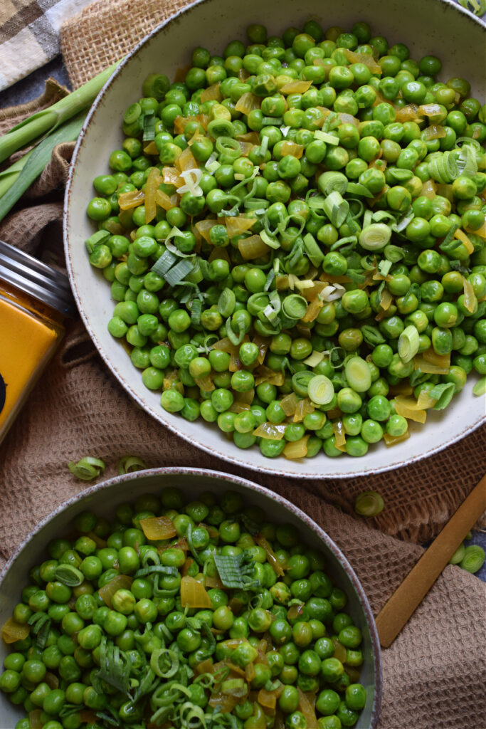 Curried peas with spices and spring onion.