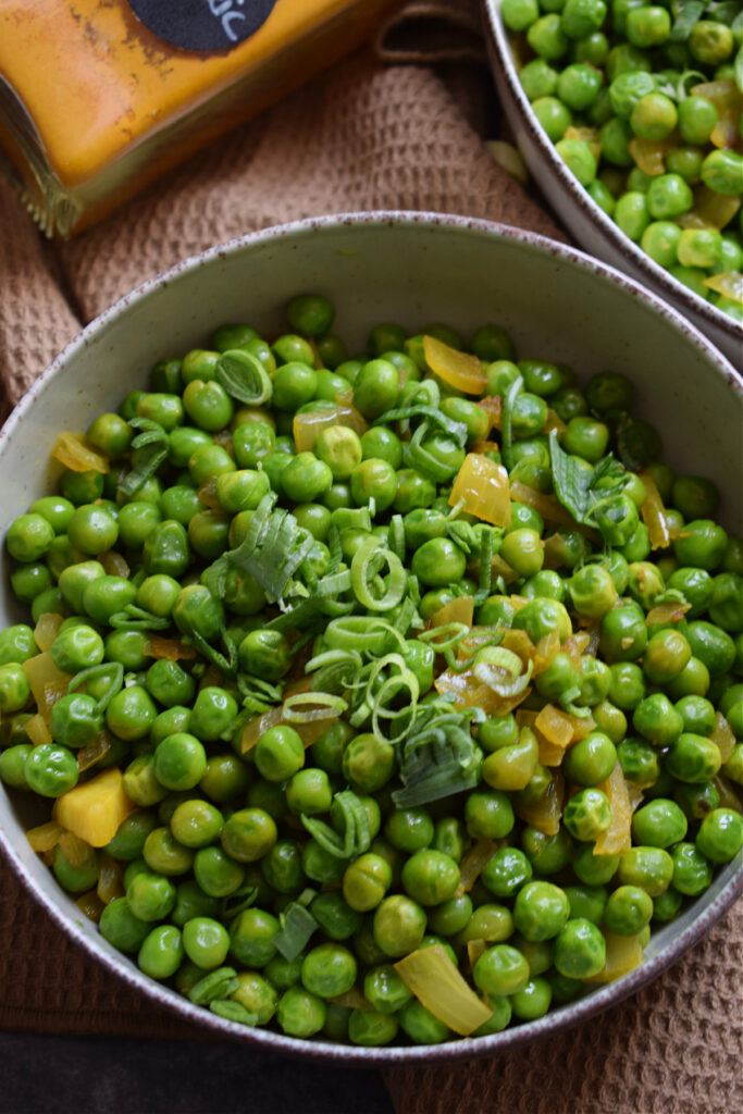 Lightly spiced curry peas.