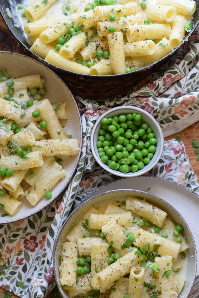 Pasta with peas in bowls.