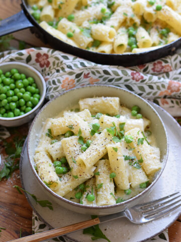 Rigatoni with pasta and peas in a bowl.