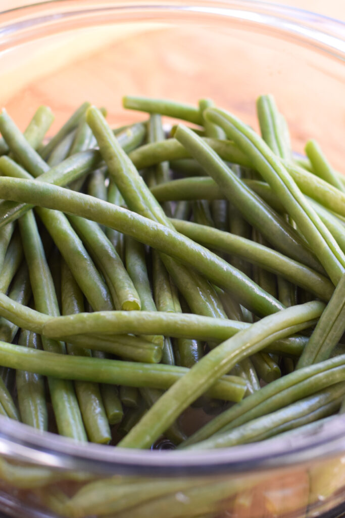 Steamed green beans in a colander.