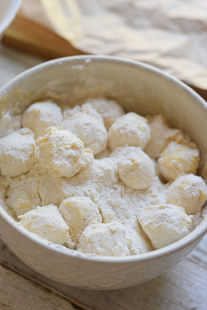Mozzarella balls coated in flour.