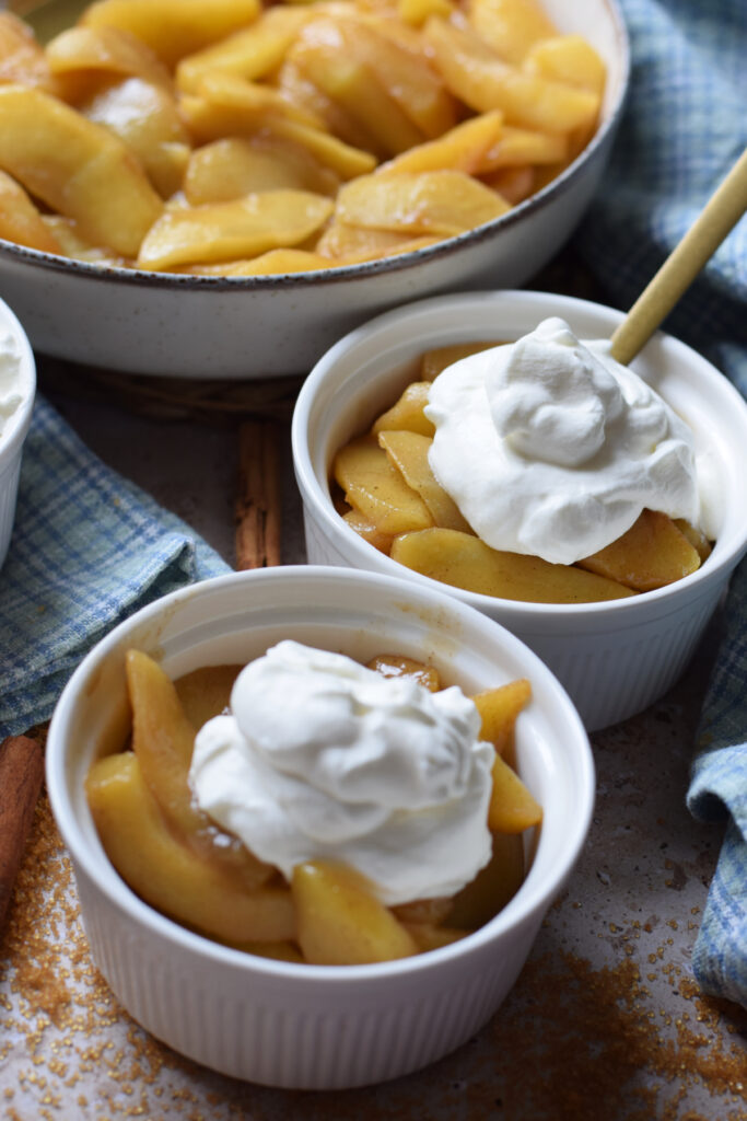 Caramelized apples in pots.