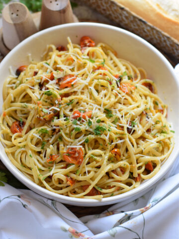 Roasted tomato pasta in a bowl.