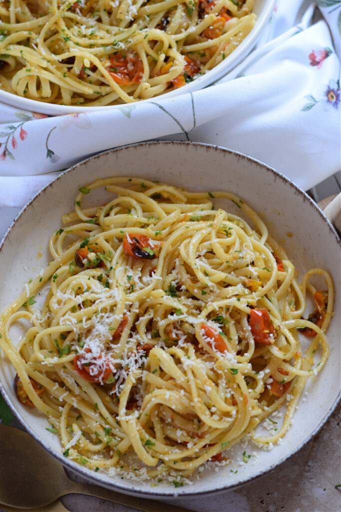 Roasted tomato linguine in a bowl.