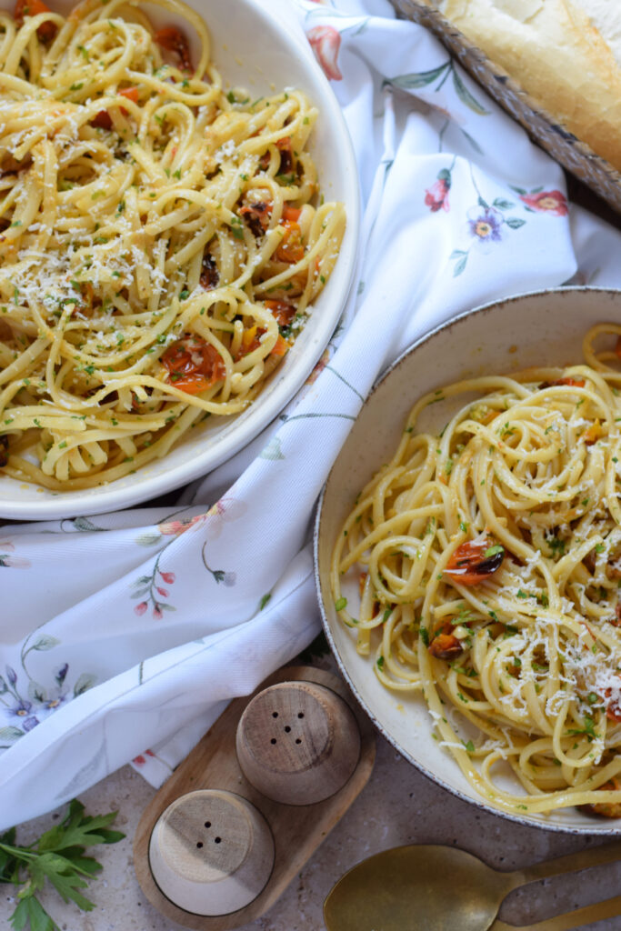 Roasted tomato pasta in two serving bowls.