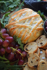 Baked brie with puff pastry and grapes.