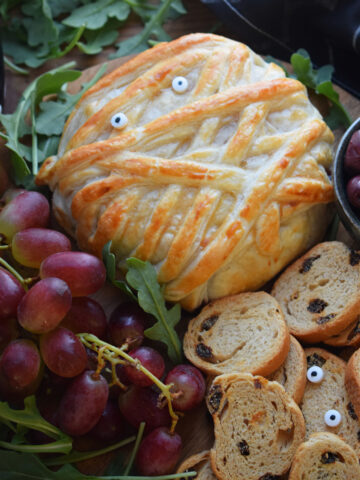 Baked brie with puff pastry and grapes.