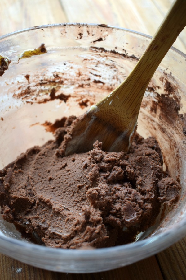 Chocolate shortbread cookies in a glass bowl.