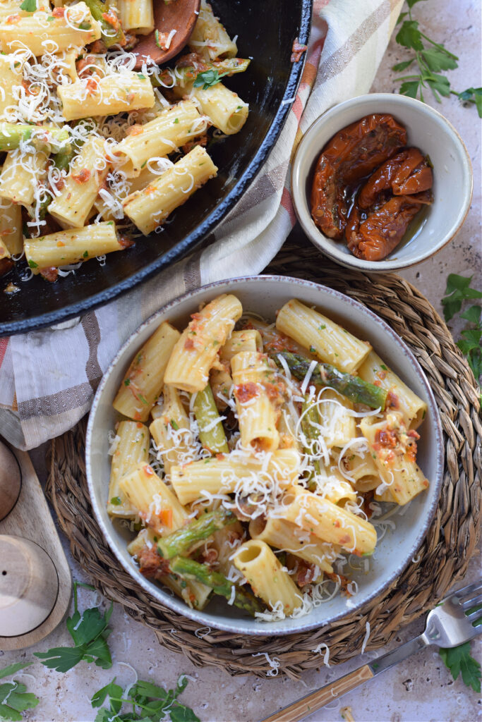 Asparagus pasta in a bowl.