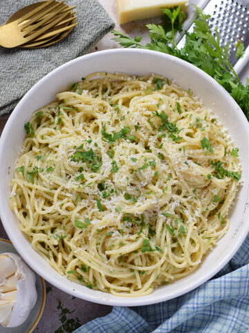 Garlic parmesan spaghetti in a bowl.