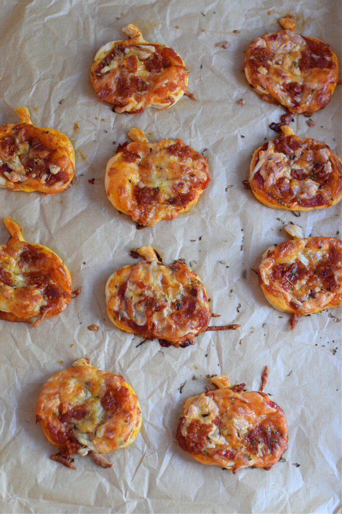Halloween mini pizzas with puff pastry.