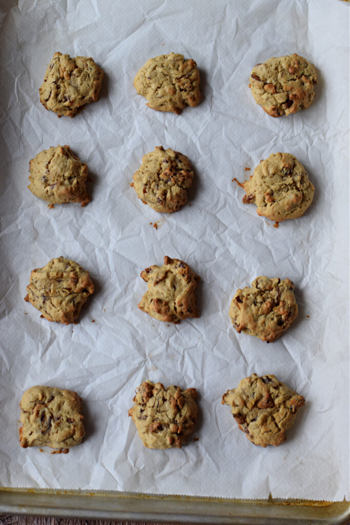 Baked cookies on a baking tray.