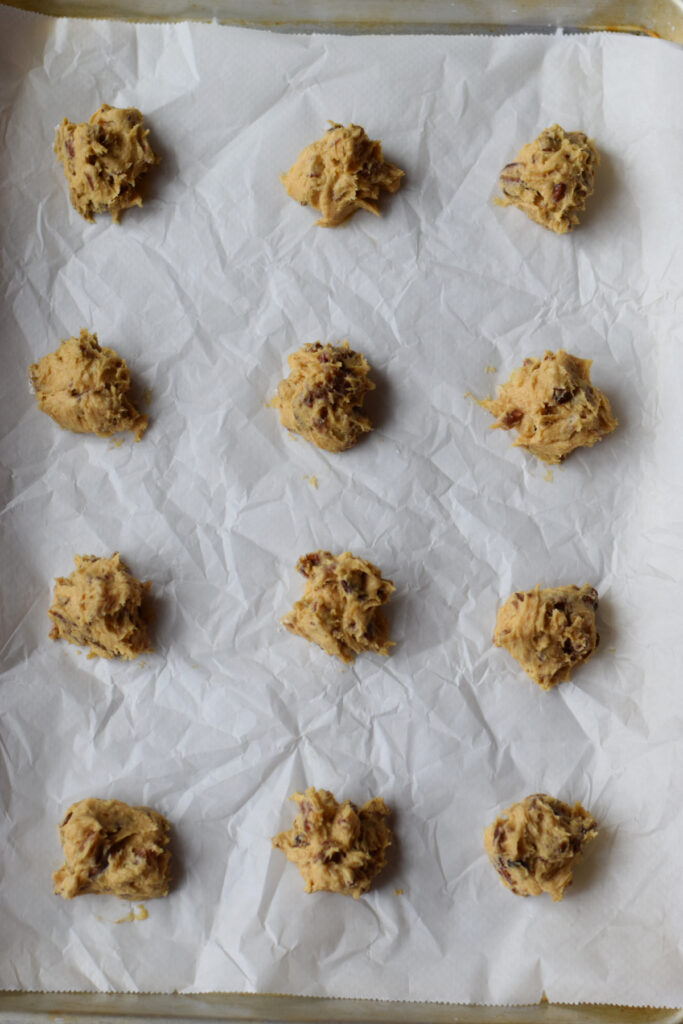 Ready to bake cookies on a baking tray.