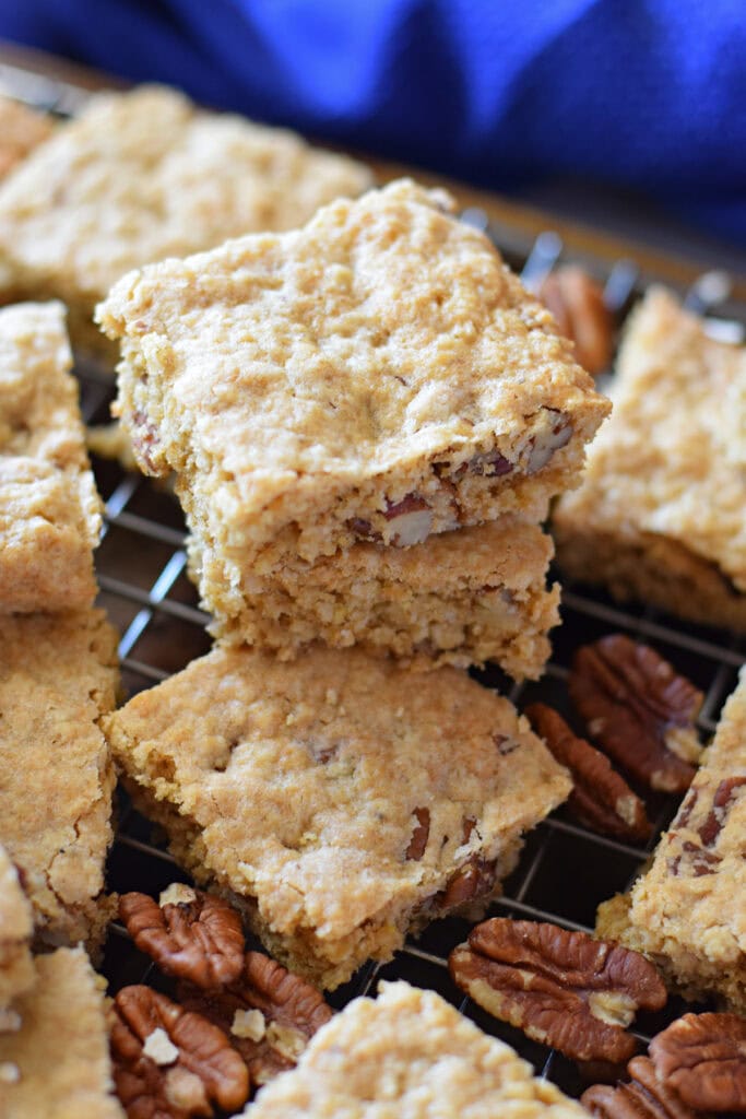 Oatmeal cookeie bars on a plate.