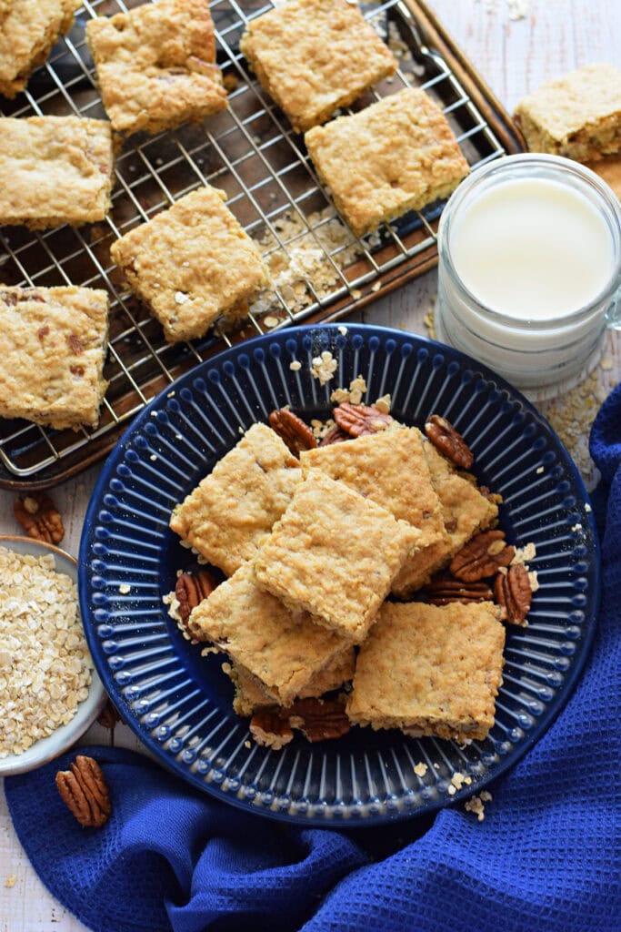 Pecan cookie bars on a blue plate.