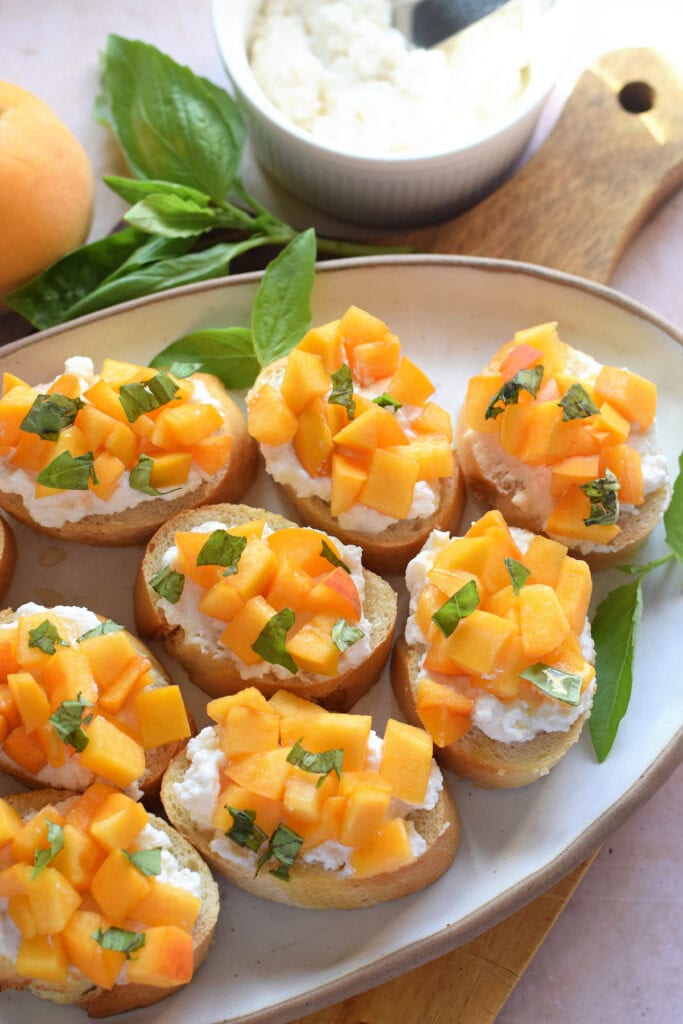 Crostini with peaches and ricotta cheese.